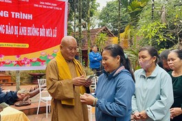 Hòa thượng Thích Chơn Tịnh trao quà đến bà con khó khăn vùng bão lũ tỉnh Thái Nguyên
