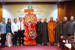 Lãnh đạo Sở Dân tộc và Tôn giáo TP.HCM chúc mừng Giáo hội TP.HCM nhân Kỷ niệm 44 năm ngày thành lập GHPGVN - Ảnh: H.D