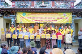 Đoàn Ban Từ thiện xã hội Phật giáo TP.HCM và chùa Tường Nguyên trao quà đến bà con vùng lũ, tại điểm chùa Cổ Lão (TP.Huế) - Ảnh: T.N