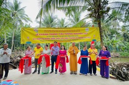 Ban Từ thiện xã hội Phật giáo TP.HCM, chùa Tường Nguyên cắt băng khánh thành cầu bê-tông tại xã Mỏ Cày