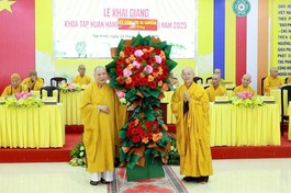 Trưởng lão Hòa thượng Thích Thiện Pháp tặng lẵng hoa chúc mừng của Hội đồng Trị sự