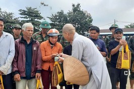 Ni trưởng Thích nữ Tâm Nguyệt trao quà đến bà con vùng lũ xã Hòa Thịnh, tỉnh Đắk Lắk