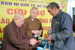 Ni trưởng Thích nữ Từ Nhẫn trao quà đến bà con khó khăn sau bão lũ