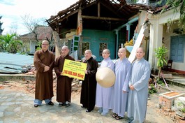 Ni trưởng Thích nữ Từ Nhẫn trao hỗ trợ đến đại diện Trường Trung cấp Phật học Nguyên Thiều (tỉnh Gia Lai)