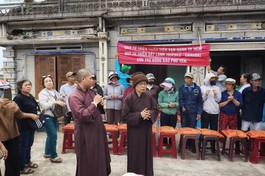 Hòa thượng Thích Chơn Nguyên động viên bà con vượt qua khó khăn sau bão lũ