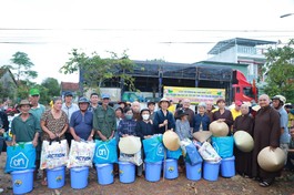 Các tự viện Ni TP.HCM, Đồng Nai trao quà đến các gia đình bị ảnh hưởng bão lũ tỉnh Đắk Lắk