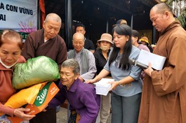 Đoàn từ thiện chùa Minh Giác trao quà đến bà con vùng bão lũ tỉnh Gia Lai
