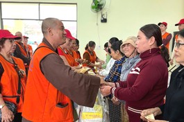 Chùa Pháp Giới (TP.HCM) trao quà đến bà con khó khăn ảnh hưởng bão lũ tại TP.Đà Nẵng và Đắk Lắk