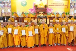 Thượng tọa Thích Phước Nguyên trao Chứng nhận đến chư Tăng sau Khóa huân tu và Tập huấn bình dân học vụ năm 2025