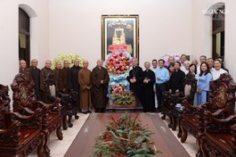 Phái đoàn Ban Trị sự GHPGVN TP.HCM chúc mừng Giáng sinh năm 2025 tại Tòa Tổng Giám mục TP.HCM - Ảnh: Bảo Toàn/BGN