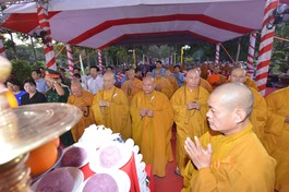 Chư tôn đức Ban Trị sự tỉnh dâng hương anh hùng, liệt sĩ Nghĩa trang Đồi 82, xã Tân Biên