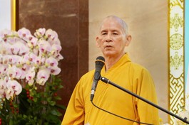 Hòa thượng Thích Thiện Thống trao đổi về công tác quản lý Tăng Ni, tự viện tại Khóa bồi dưỡng trụ trì năm 2025 do Ban Trị sự TP.HCM tổ chức - Ảnh: B.Toàn/BGN