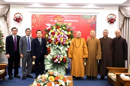 Hòa thượng Thích Gia Quang chúc mừng Giáng sinh đến tại Trụ sở Tổng hội Thánh Tin lành Việt Nam (miền Bắc)