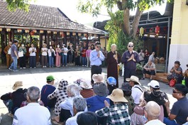 Hòa thượng Thích Chơn Nguyên thăm hỏi và động viên người mù vượt qua khó khăn, sớm ổn định cuộc sống