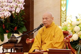 Trưởng lão Hòa thượng Thích Thiện Nhơn sách tấn Tăng Ni tại Tuần huân tu và Khóa bồi dưỡng trụ trì năm 2025, tại Việt Nam Quốc Tự - Ảnh: Bảo Toàn/BGN