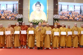 Hòa thượng Thích Lệ Trang trao Giấy chứng nhận Tuần huân tu đến chư tôn đức thành viên Ban Trị sự