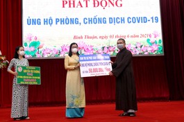 Đại đức Thích Nguyên Nguyệt trao số tiền 50 triệu đồng ủng hộ quỹ đến Ủy ban MTTQVN tỉnh