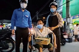 Trao quà đến người bán vé số tại Long An - Ảnh: PHL