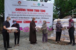 Ban Văn hóa Phật giáo TP.HCM trao quà tại quận 12