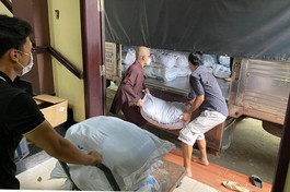 Tặng 5 tấn gạo, 500 thùng mì được Đại đức Thích Minh Đạo, Phật tử vận chuyển đến thị xã Tân Uyên, ngày 17-8 - Ảnh: Trời Nam