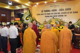 Chư tôn đức Phật giáo quận 3, thân nhân niêm hương tưởng niệm đồng bào tử vong trong dịch bệnh Covid-19