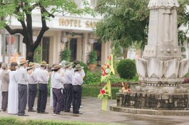 Tưởng niệm trước tượng đài Thánh tử đạo tại Huế