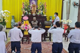 Dâng hương tưởng niệm Hòa thượng Thích Minh Châu tại thiền viện Vạn Hạnh - Ảnh: Ban TTTT GĐPT TP.HCM