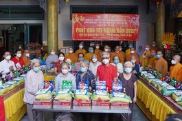 Phật giáo quận Gò Vấp kết hợp cùng các cơ quan tại địa phương tặng quà Tết đến người dân