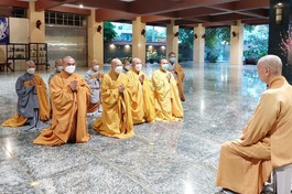 Chư tôn đức Phật giáo quận 12 đảnh lễ mừng khánh tuế đến Trưởng lão Hòa thượng Thích Trí Quảng