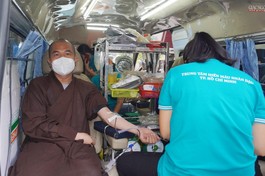 Chư tôn đức và Phật tử về chùa Ấn Quang hiến máu nhân đạo sáng 2-4-2022