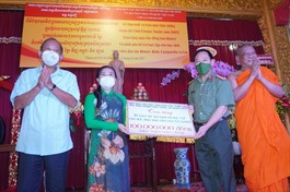 Trao các suất học bổng đến học sinh, sinh viên tại chùa Candaransi, sáng 15-4