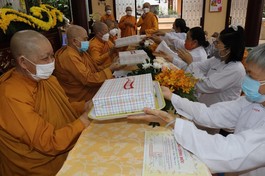 Trao thưởng hội thi giáo lý nhân lễ tưởng niệm Ni trưởng Huỳnh Liên