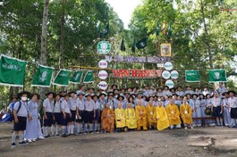 Chụp ảnh lưu niệm cùng chư tôn đức