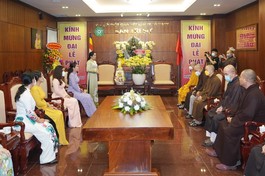 Quang cảnh buổi gặp mặt giữa Hội Liên hiệp Phụ nữ Thành phố và chư tôn đức Ban Trị sự GHPGVN TP.HCM tại Việt Nam Quốc Tự