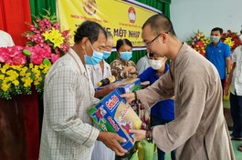 Đại đức Thích Quảng Nguyên, trụ trì chùa Bảo tịnh tặng quà đến bà con khó khăn xã Vị Tân, TP.Vị Thanh, tỉnh Hậu Giang