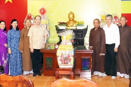 Chính quyền huyện Củ Chi chúc mừng Phật đản đến Ban Trị sự GHPGVN huyện Củ Chi - Ảnh:VP