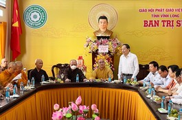 Ông Nguyễn Thành Thế, Phó Bí thư Thường trực Tỉnh ủy Vĩnh Long chúc mừng Phật đản đến Ban Trị sự GHPGVN tỉnh Vĩnh Long