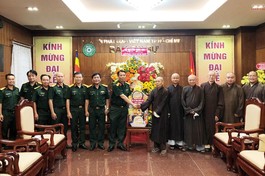 Đại tá Nguyễn Công Anh, Phó Chủ nhiệm Chính trị Quân khu 7, cùng các vị trong đoàn chúc mừng Phật đản đến Ban Trị sự GHPGVN TP.HCM - Ảnh: VP