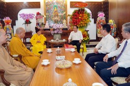 Đoàn Ủy ban Trung ương MTTQVN thăm chúc mừng Phật đản đến Trưởng lão Hòa thượng Thích Đức Nghiệp tại chùa Vĩnh Nghiêm