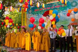 Chư tôn đức và chính quyền quận 12 thả bong bóng cầu nguyện hòa bình trong Đại lễ Phật đản Phật lịch 2566 tại chùa Vĩnh Phước