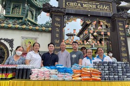 Chùa Minh Giác (TP.Thủ Đức) tặng quà đến người khó khăn kính mừng Phật đản