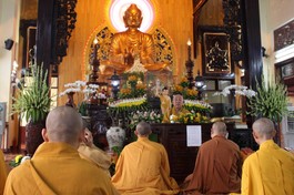 Chư Tăng lắng nghe lời giáo giới từ Trưởng lão Hòa thượng Thích Như Tín