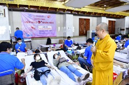 Bạn trẻ tham gia hiến máu nhân đạo tại chùa Giác Ngộ