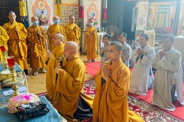 Thượng tọa Thích Nhật Thiện hướng dẫn chư tôn đức Tăng và Phật tử chùa Giác Ngộ cúng dường trường hạ - Ảnh: NT