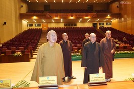 Hòa thượng Thích Nguyên Phước cùng chư tôn đức Ban Tổ chức Đại hội đại biểu Phật giáo tỉnh kiểm tra khâu thiết trí tại hội trường