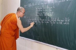 Sư thầy Minh Giải tại một buổi dạy