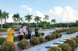 Dâng hương tưởng niệm tại Nghĩa trang Liệt sĩ tỉnh Vĩnh Long