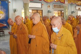 Chư tôn đức niêm hương bạch Phật tại chánh điện chùa Huỳnh Kim