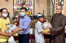 Thượng tọa Thích Thiện Chơn, trụ trì chùa Phật Đà cùng đại diện chính quyền trao tặng quà đến bà con 