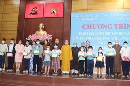 Ban Trị sự GHPGVN TP.Thủ Đức trao tặng các suất học bổng đến các em mồ côi vì đại dịch Covid-19